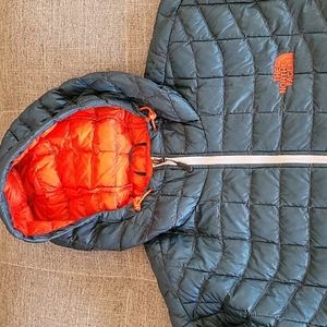 The North Face Men's lightweight puffer jacket XL blue w/orange
